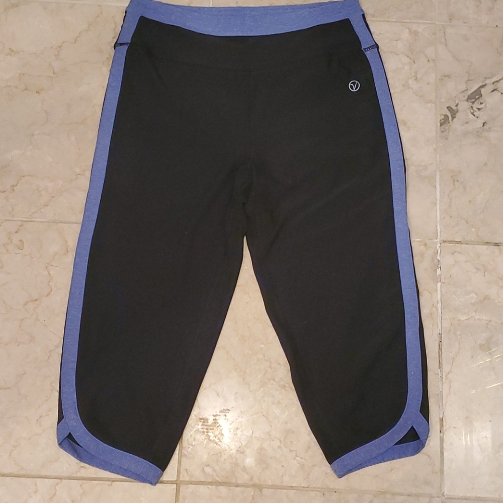 Black-and-blue leggings